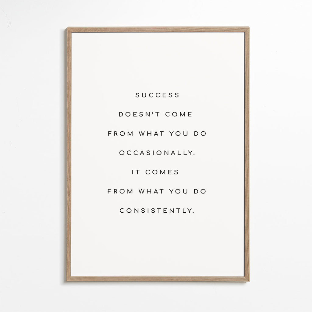 Minimalistisk plakat med centreret motiverende citat
