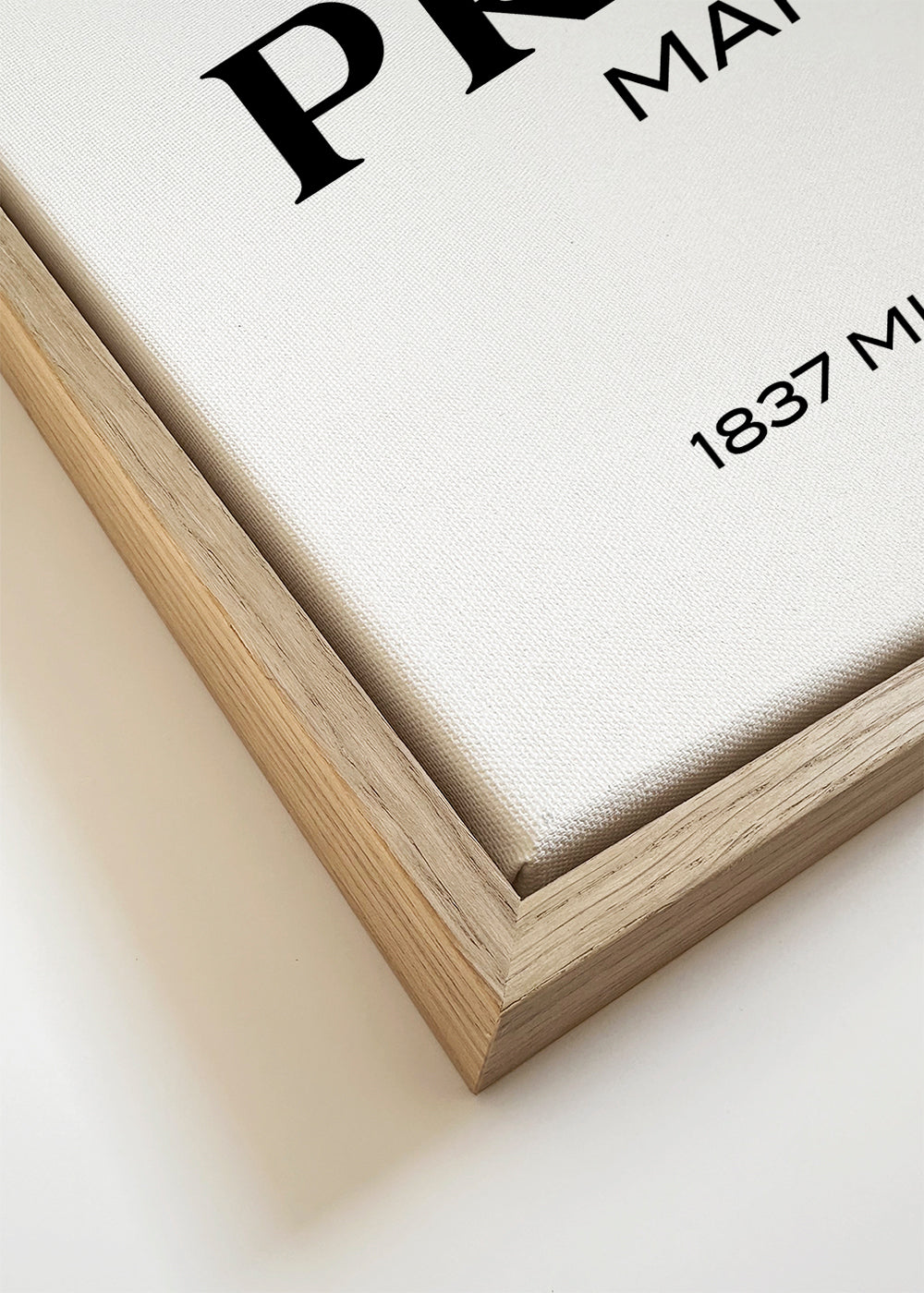 Rejseplakat med Prada Marfa typografi