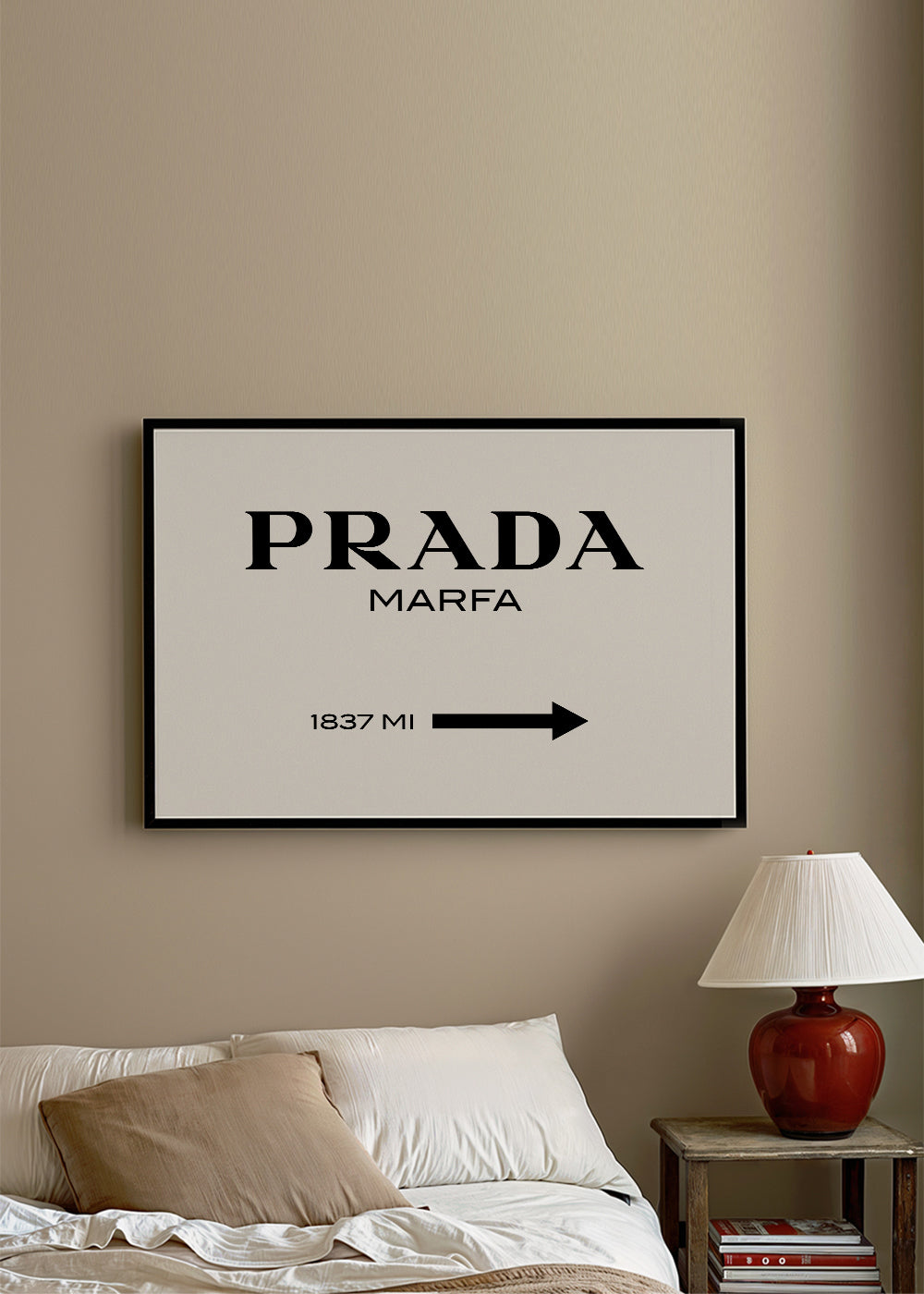 Rejseplakat med Prada Marfa typografi
