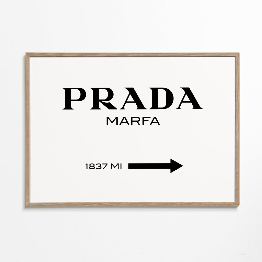 Rejseplakat med Prada Marfa typografi