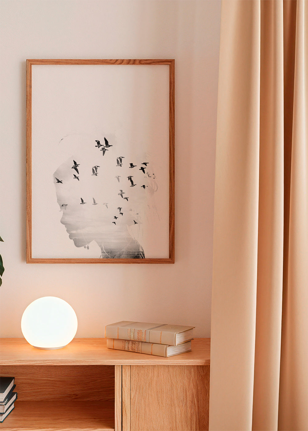 Sort-hvid kunst: profil med fugleflok