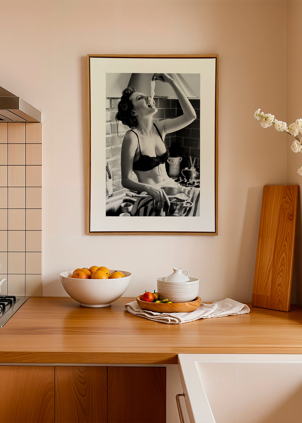 Køkkenkunst med kvinde der spiser pasta