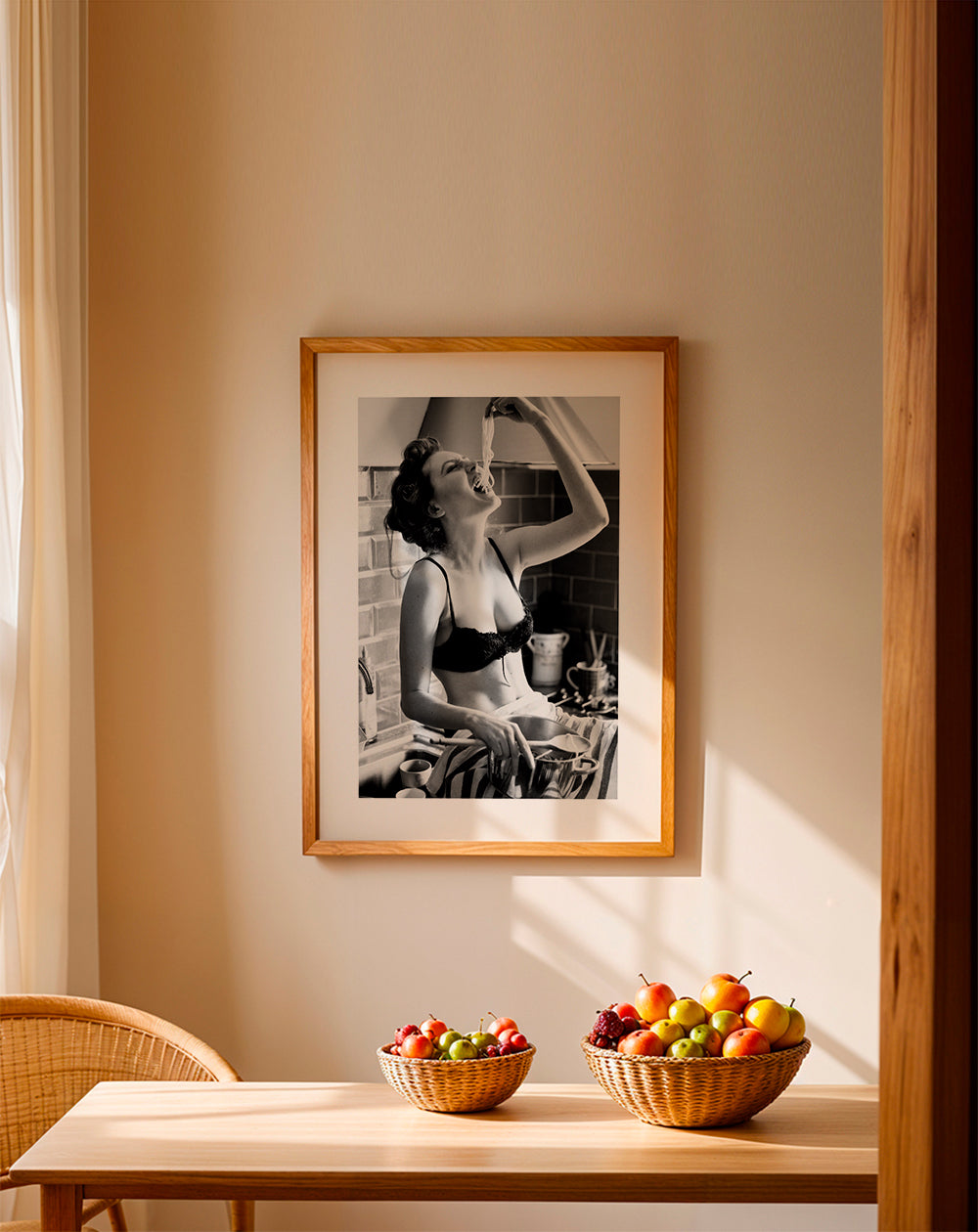 Køkkenkunst med kvinde der spiser pasta