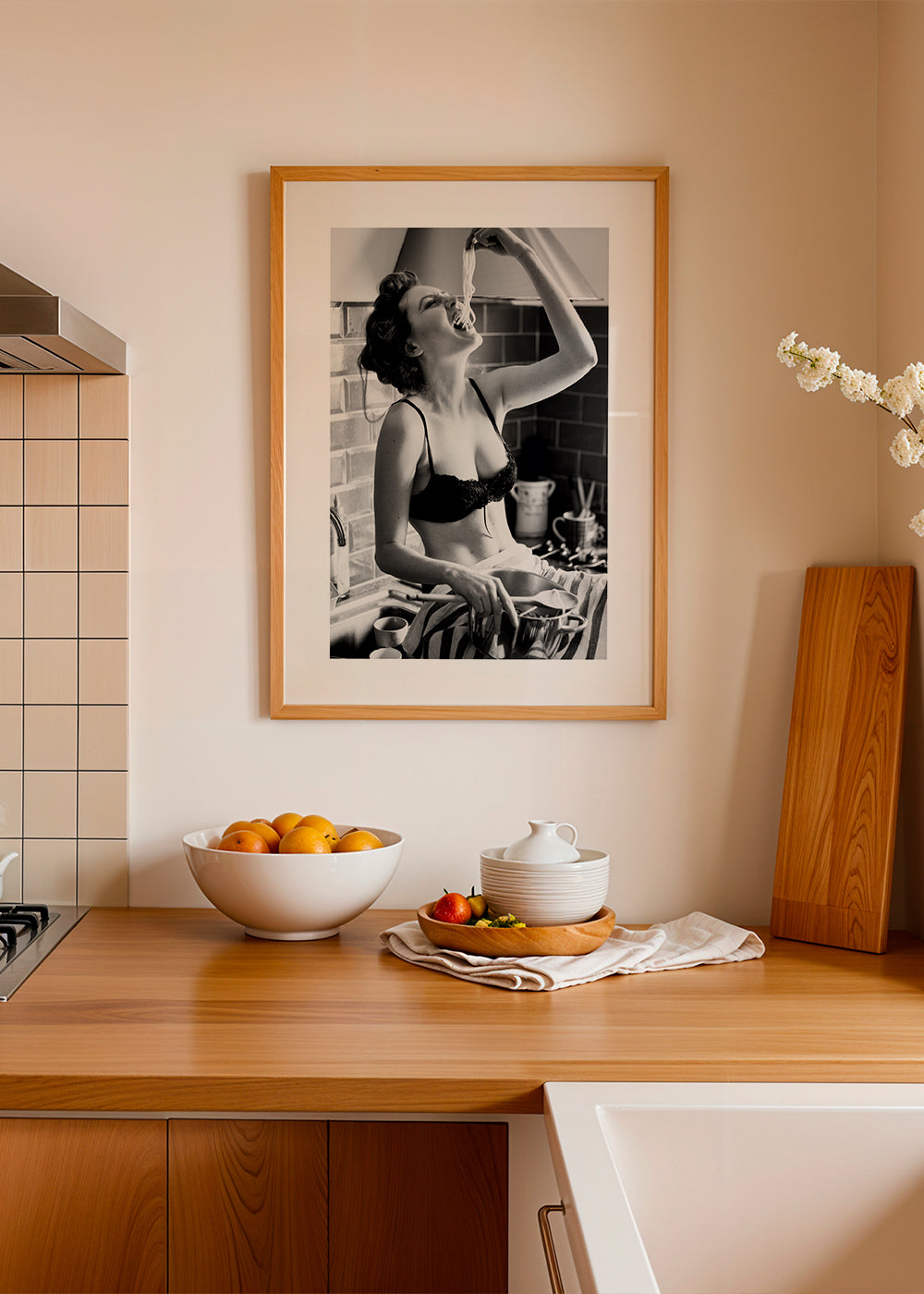 Køkkenkunst med kvinde der spiser pasta