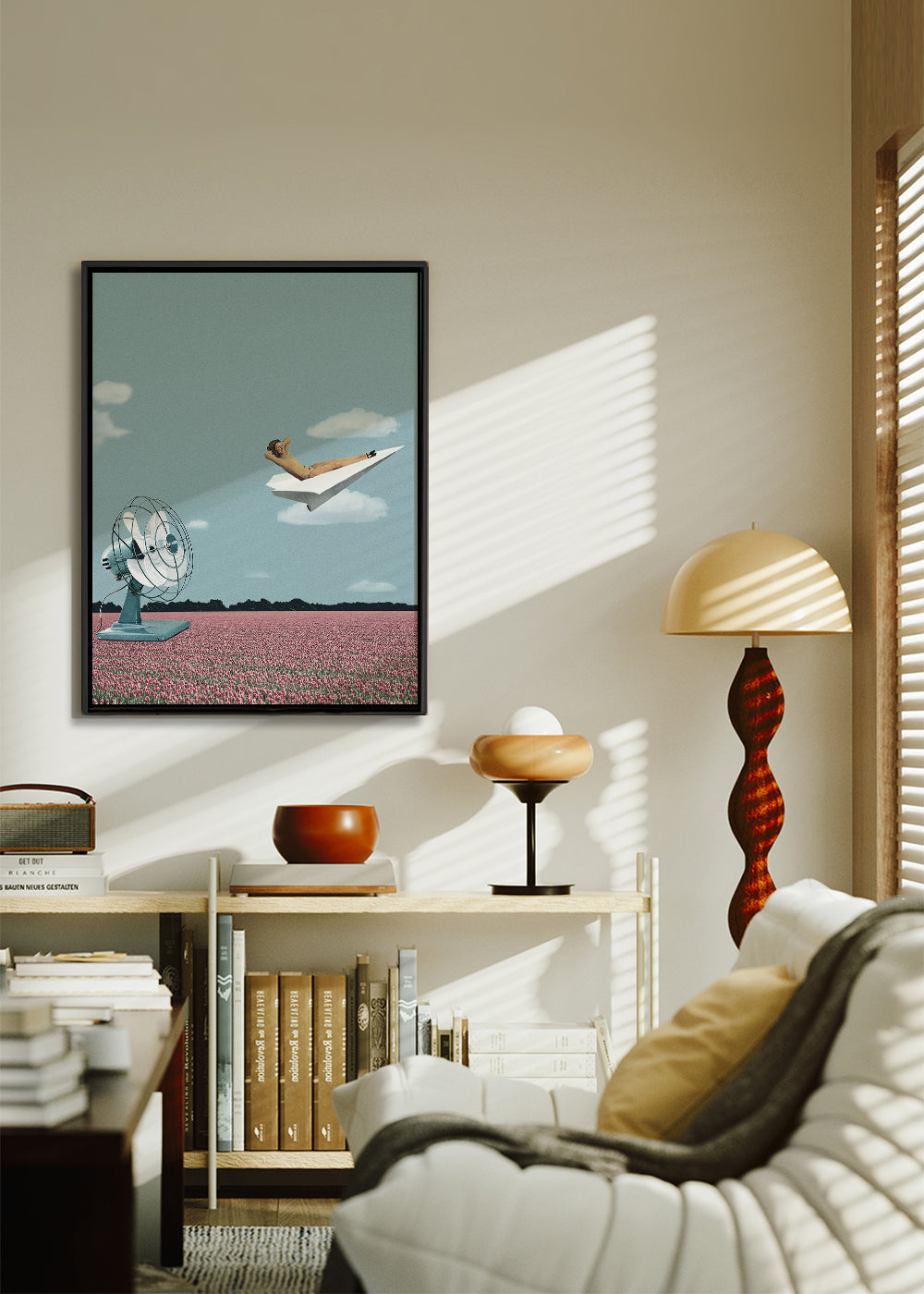 Illustration papirflyver over lyserødt mark