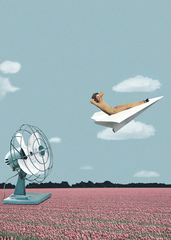 Illustration papirflyver over lyserødt mark