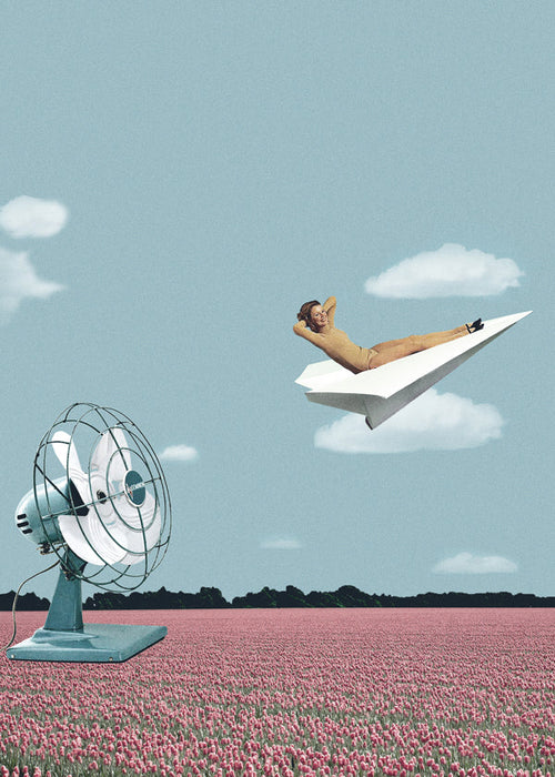 Illustration papirflyver over lyserødt mark