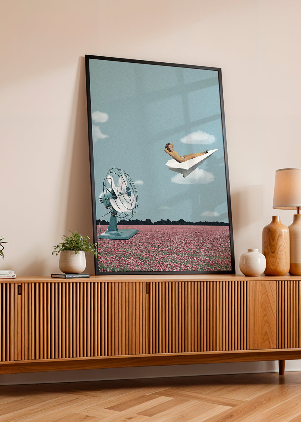 Illustration papirflyver over lyserødt mark