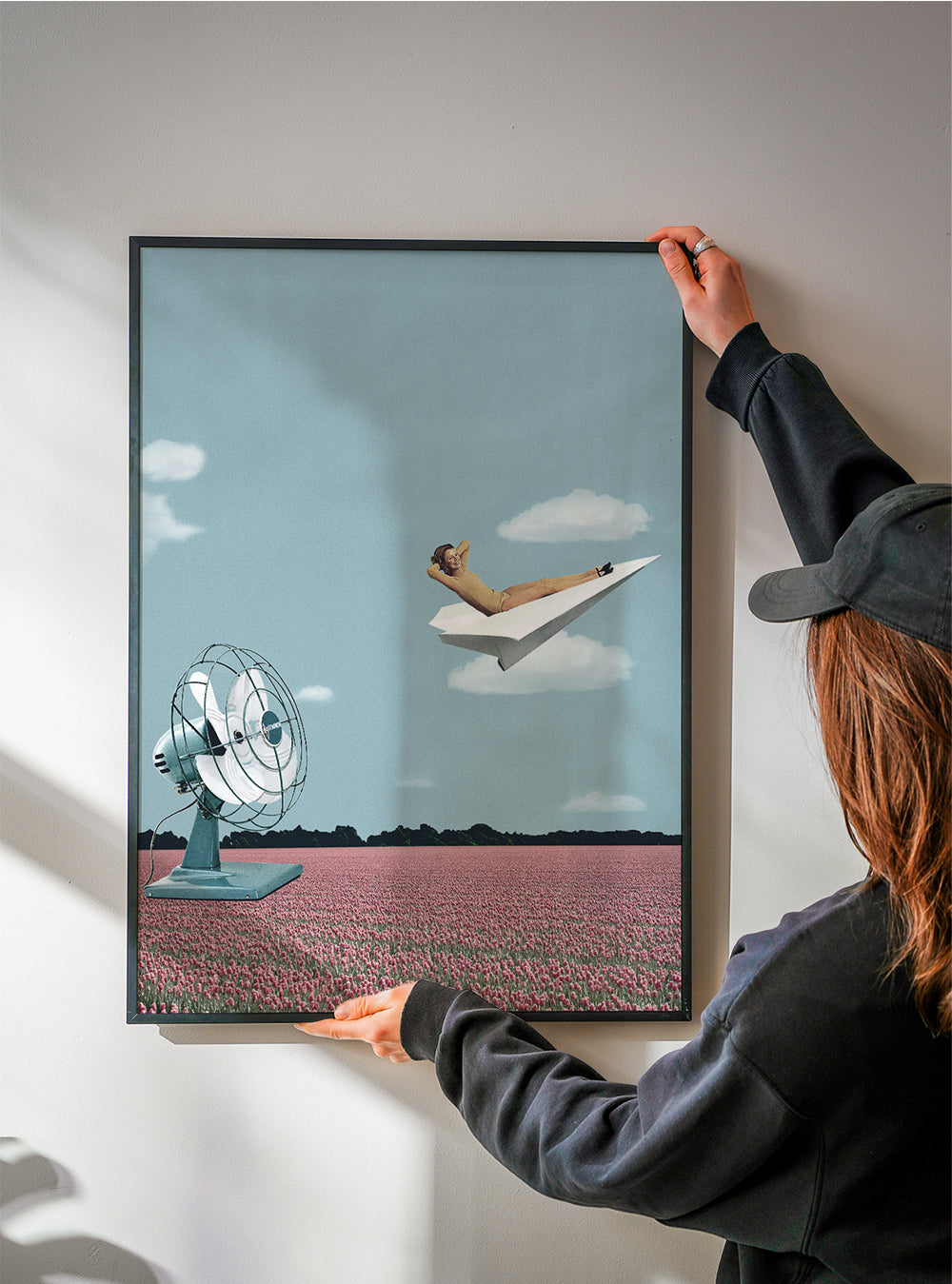Illustration papirflyver over lyserødt mark