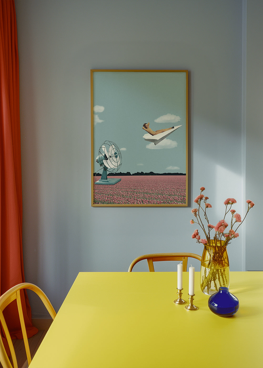 Illustration papirflyver over lyserødt mark