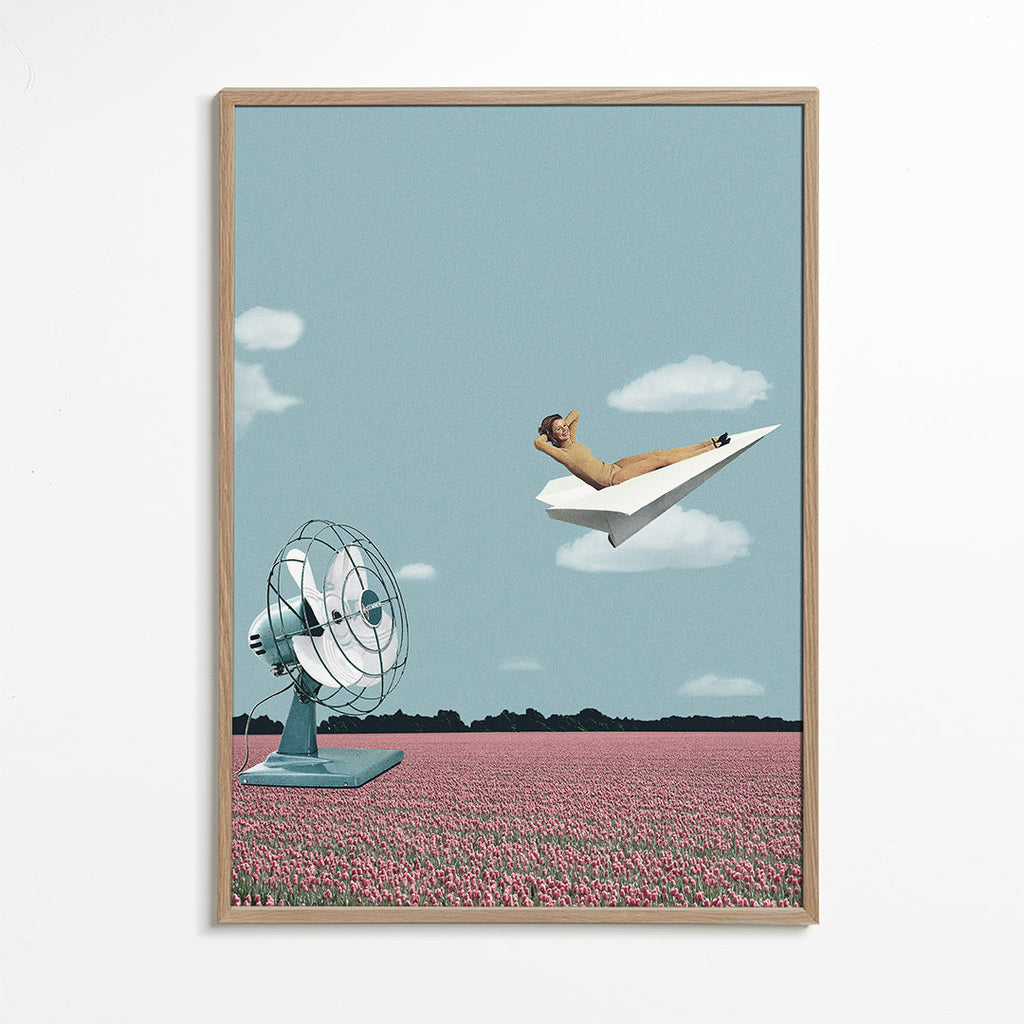 Illustration papirflyver over lyserødt mark