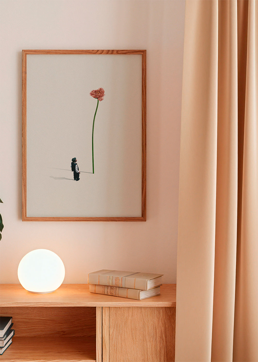 Botanisk plakat med kæmpe blomst og lille figur