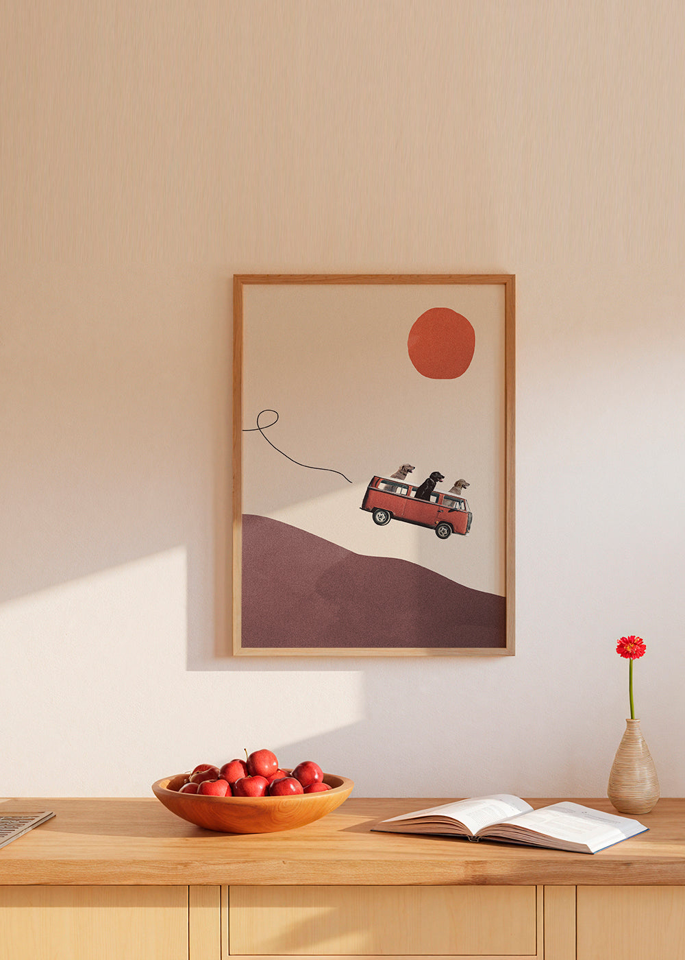 Plakat rød bus med hunde og minimalistisk bakke