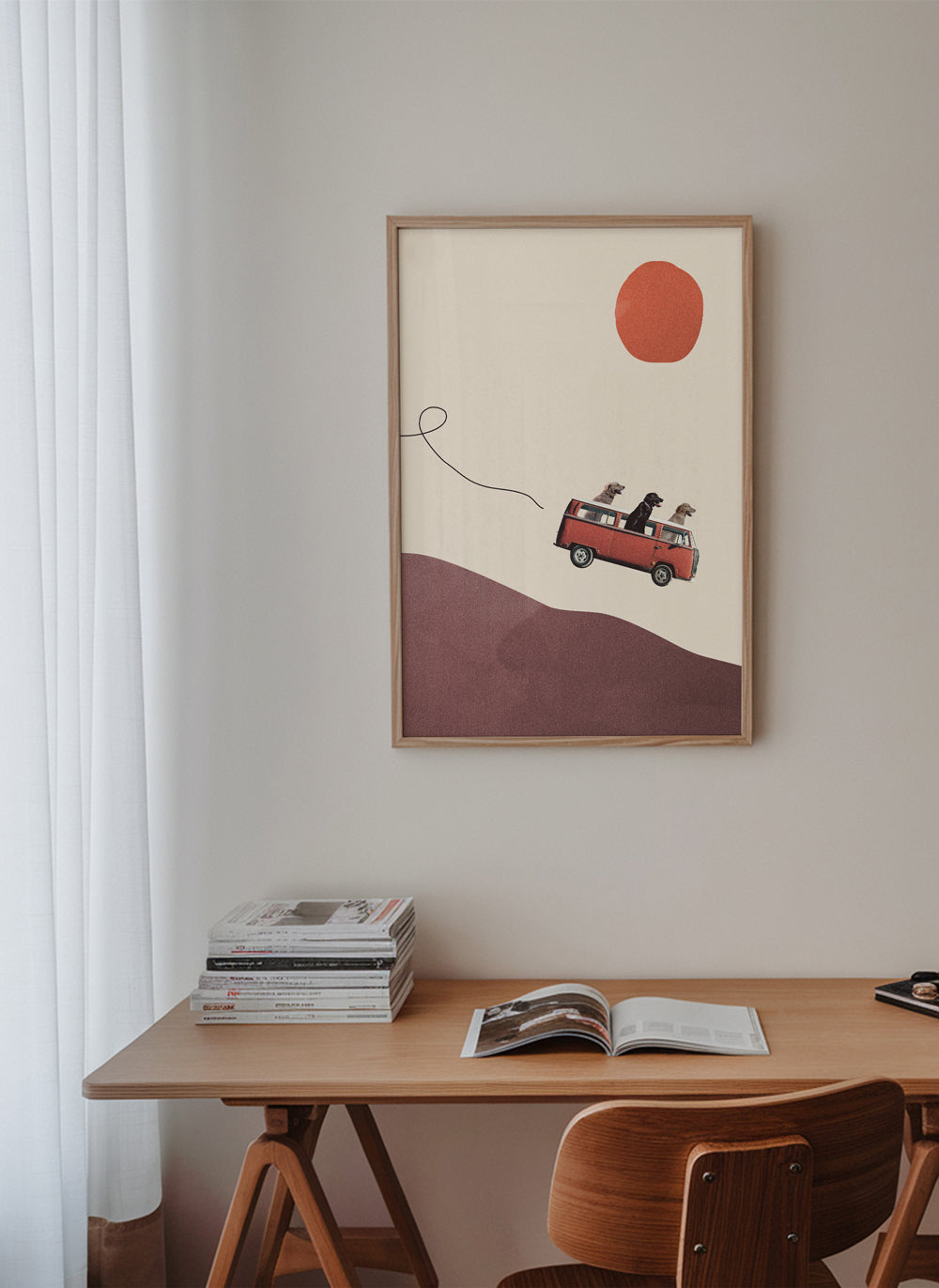 Plakat rød bus med hunde og minimalistisk bakke