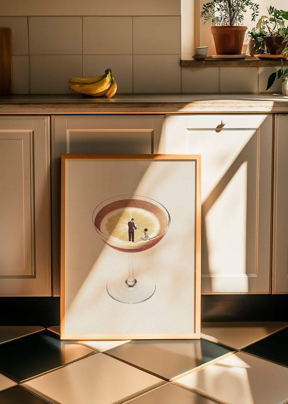 Køkkenkunst med cocktailglas og citron