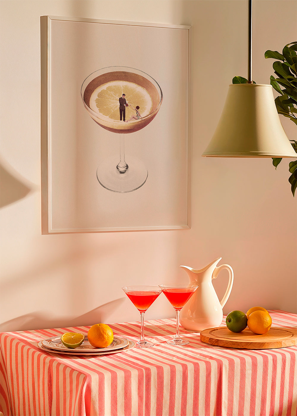 Køkkenkunst med cocktailglas og citron