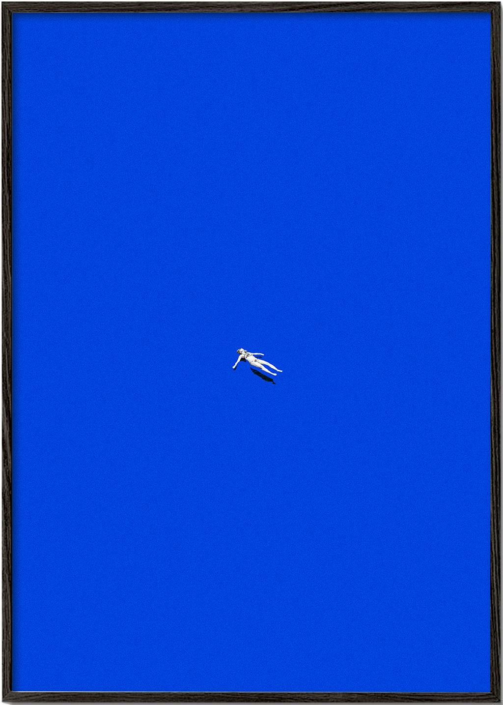 Minimalistisk plakat med svævende figur mod blå himmel