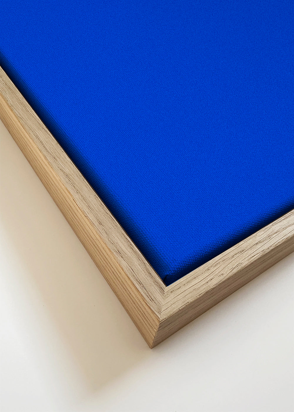 Minimalistisk plakat med svævende figur mod blå himmel