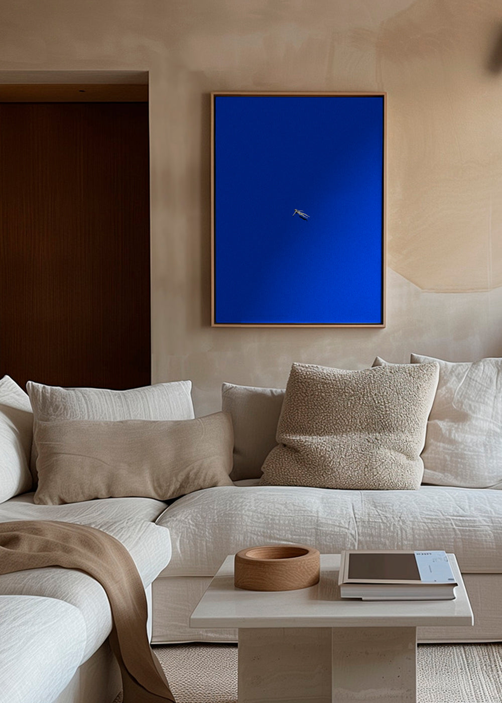 Minimalistisk plakat med svævende figur mod blå himmel