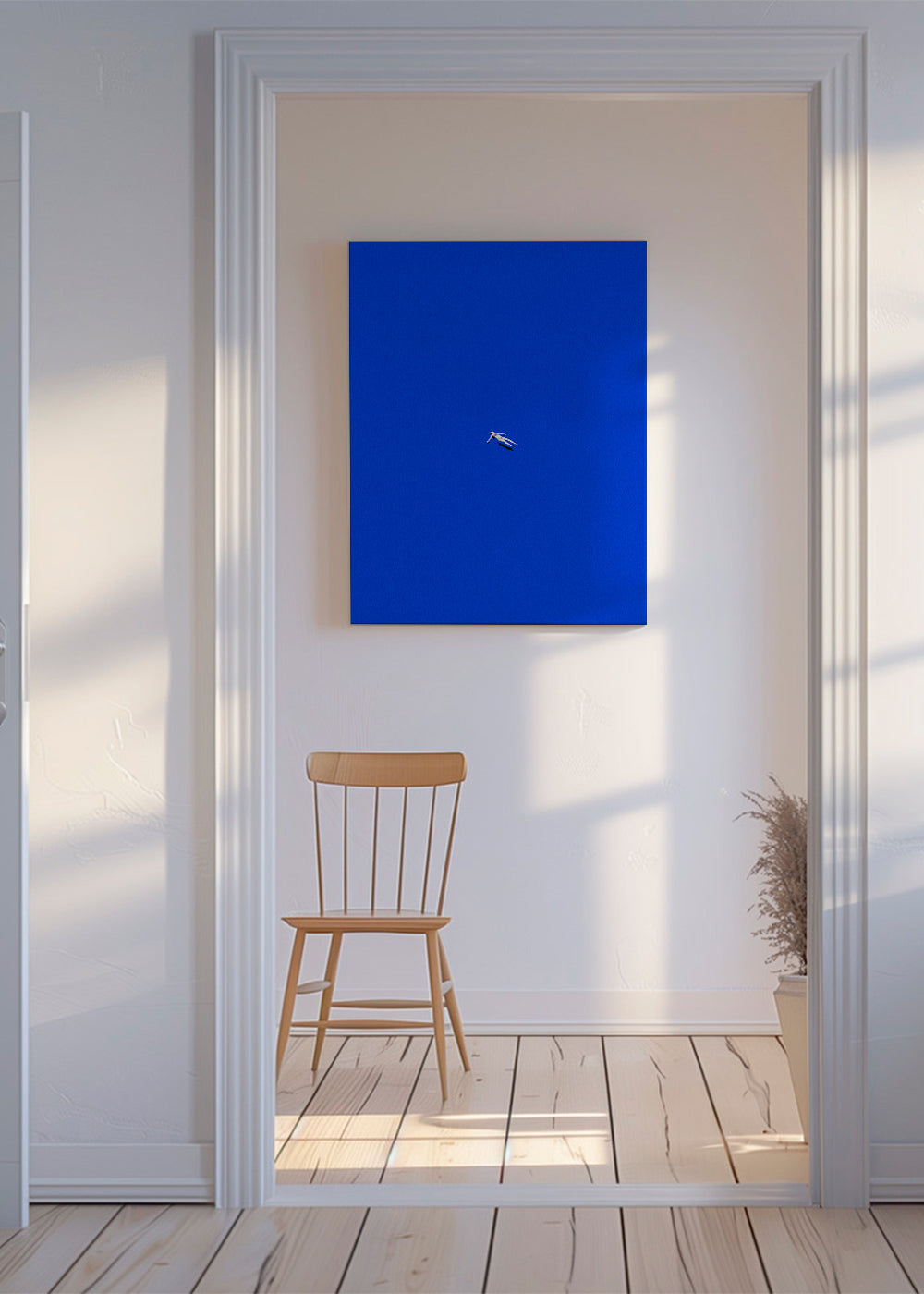 Minimalistisk plakat med svævende figur mod blå himmel