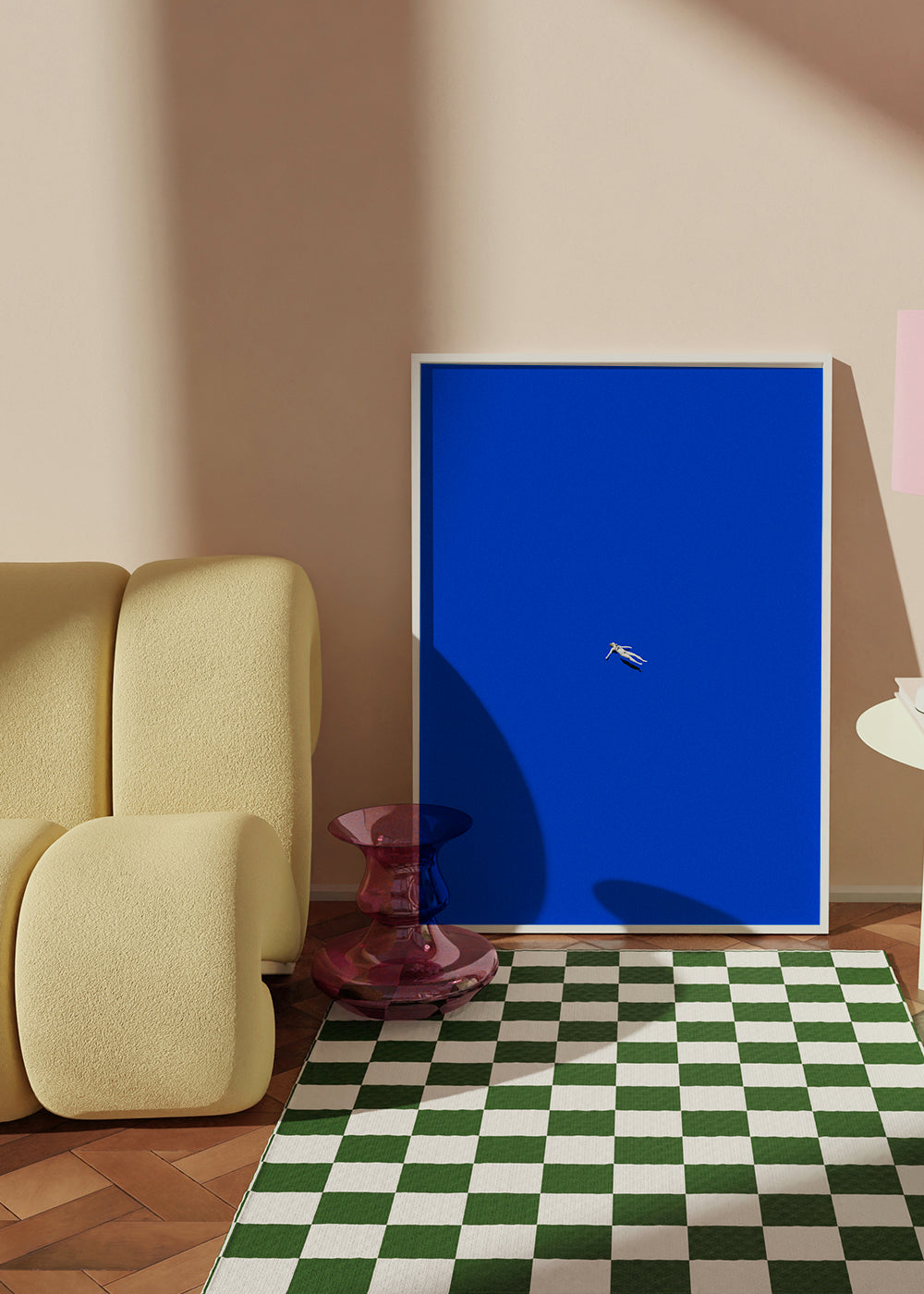 Minimalistisk plakat med svævende figur mod blå himmel