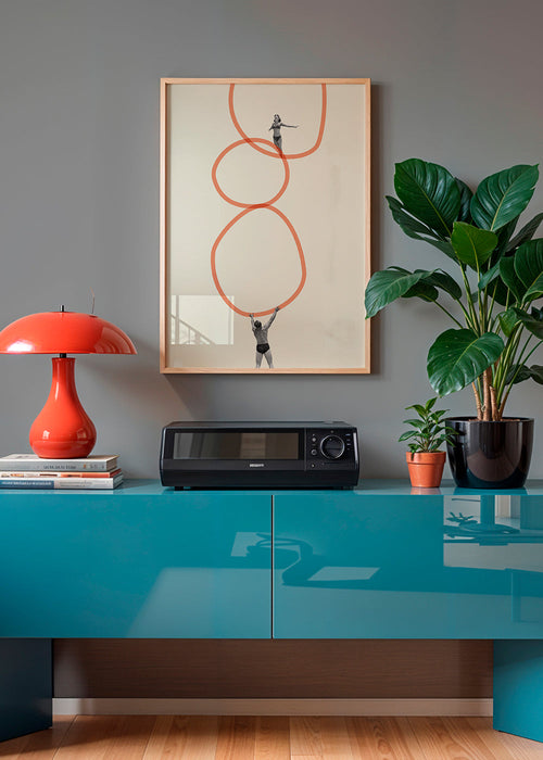 Minimalistisk billede med figurer og orange ringe