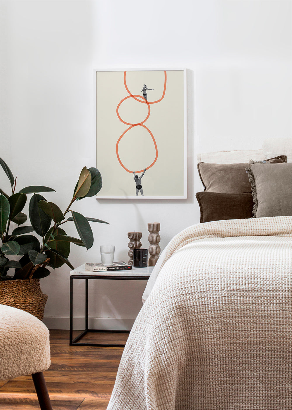 Minimalistisk billede med figurer og orange ringe