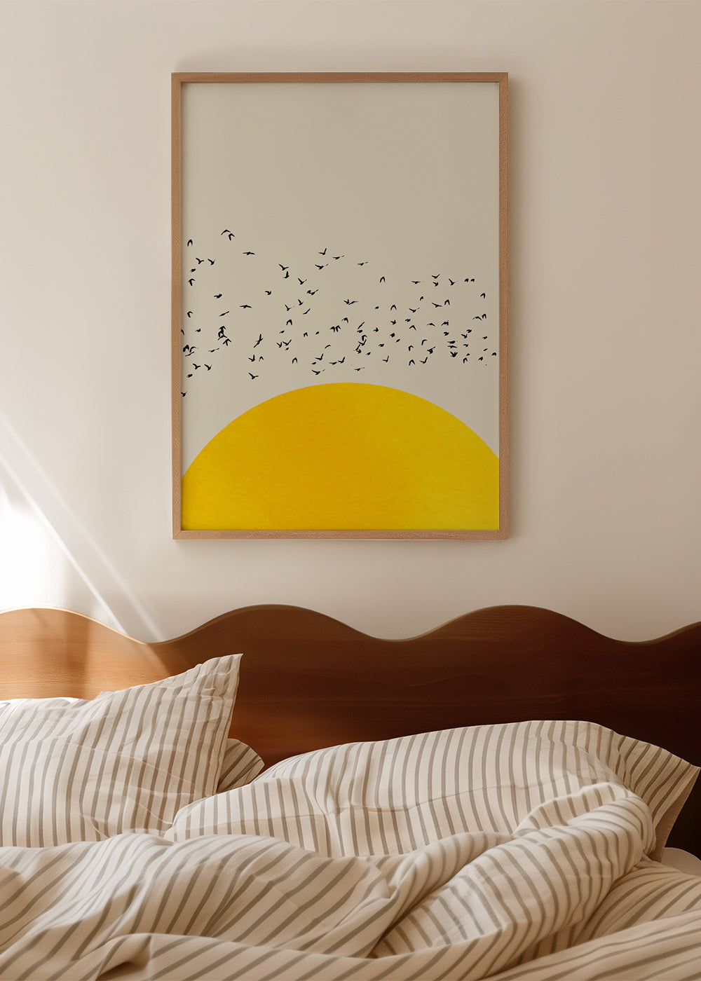 Illustration af flok over minimalistisk sol