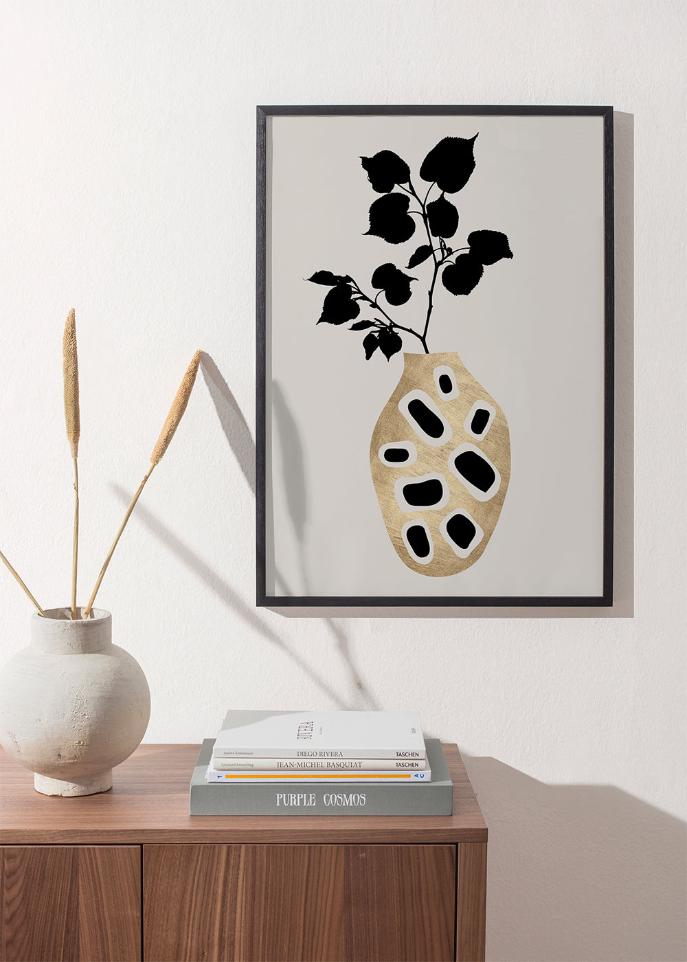 Botanisk plakat med gyldent vase og silhuetblade