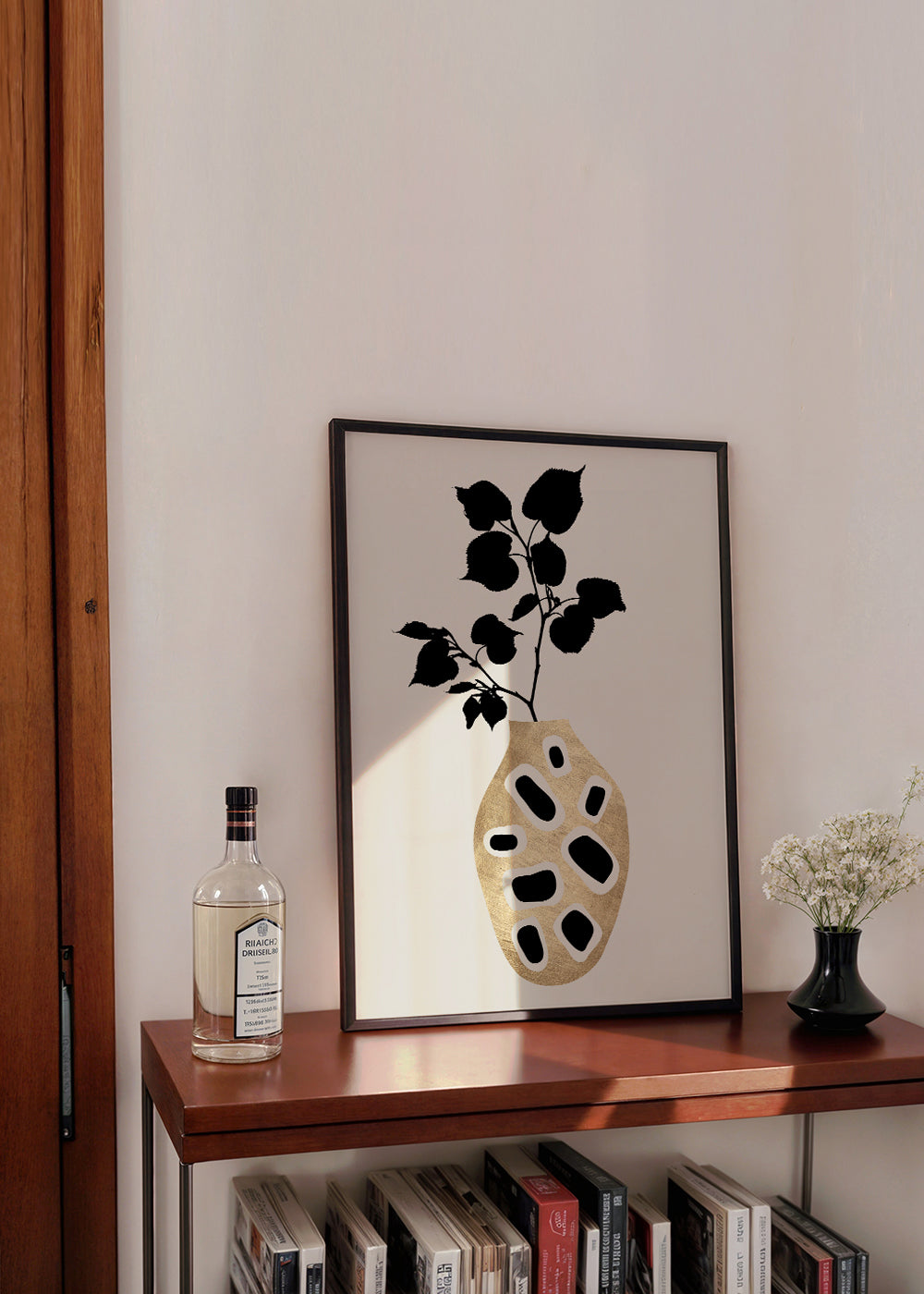 Botanisk plakat med gyldent vase og silhuetblade