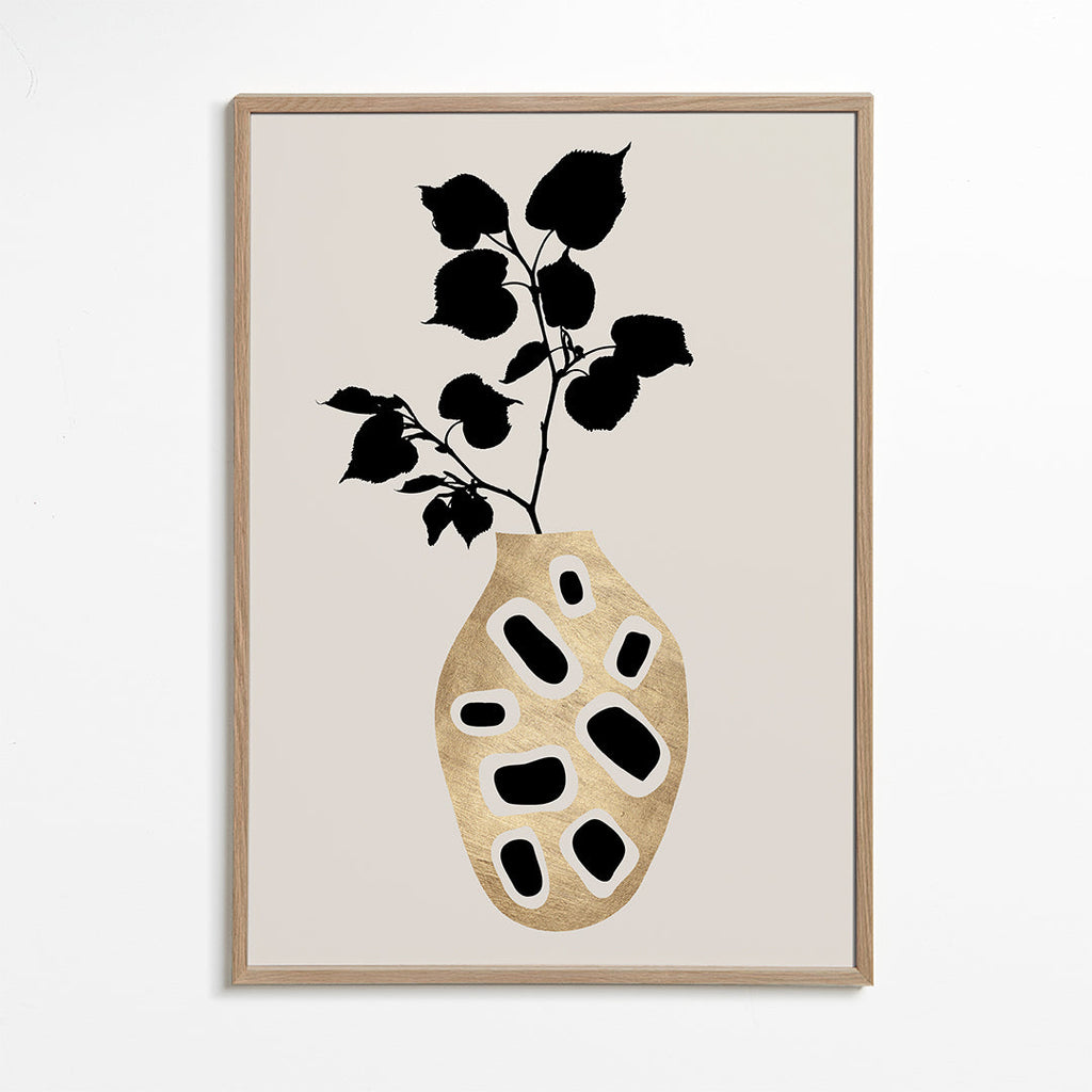 Botanisk plakat med gyldent vase og silhuetblade