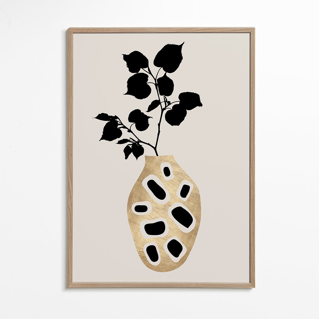 Botanisk plakat med gyldent vase og silhuetblade