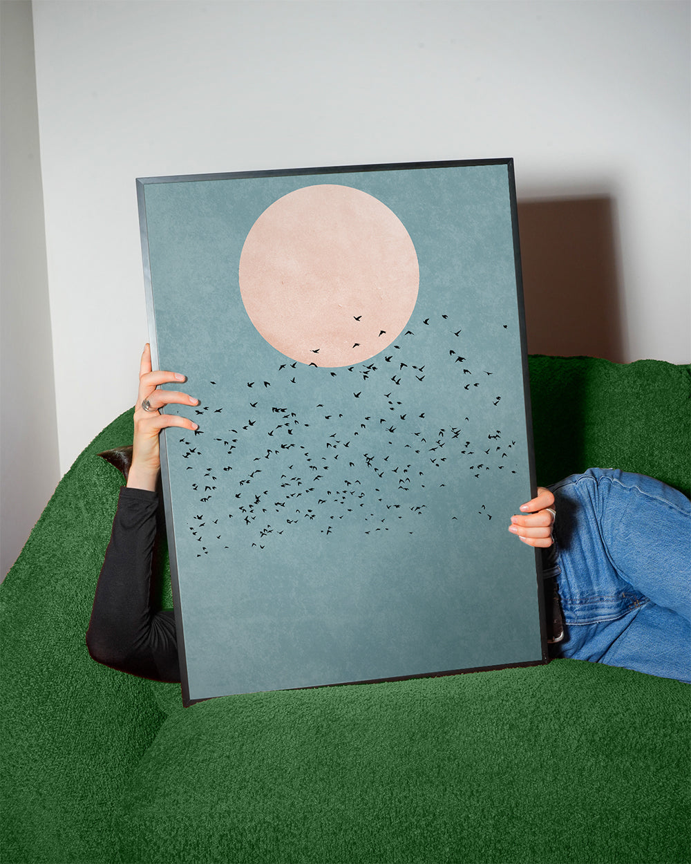Minimalistisk illustration rosa måne og fugleflok