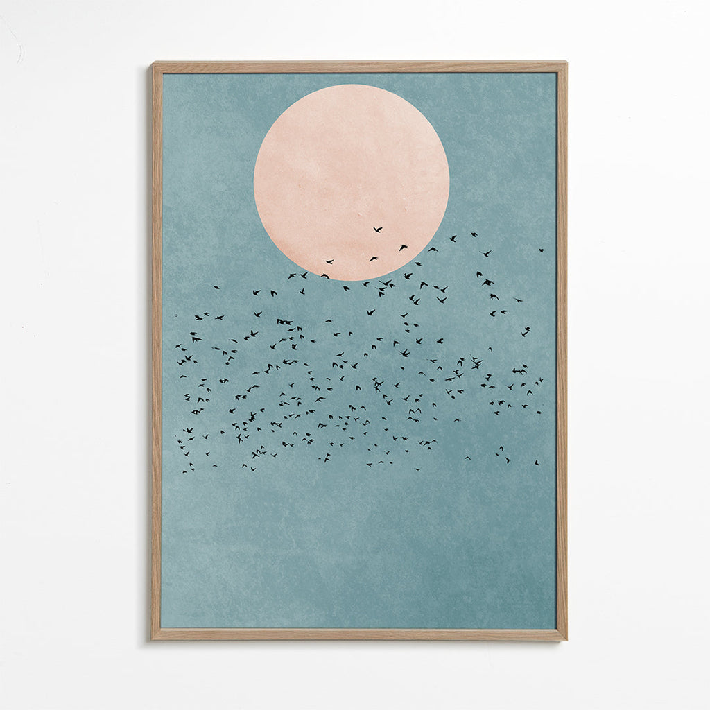 Minimalistisk illustration rosa måne og fugleflok