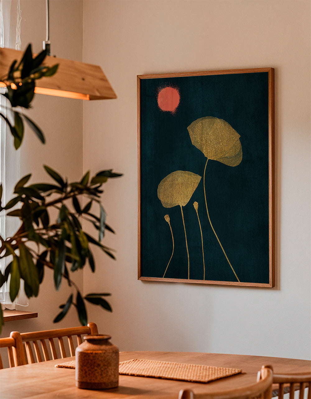 Botanisk plakat med forgyldte blade og koral kugle