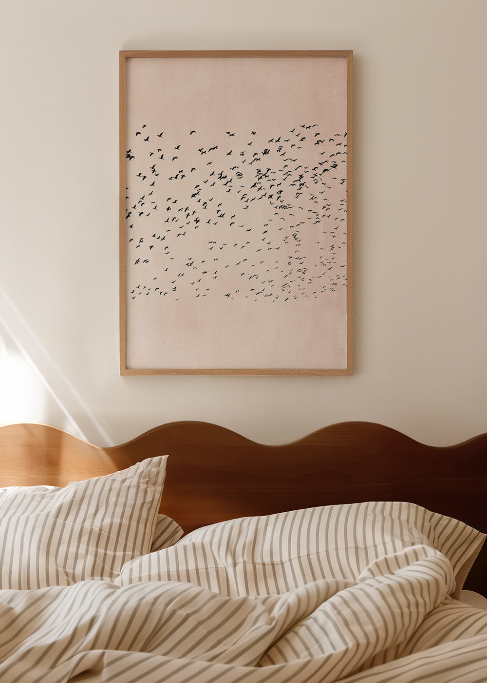 Minimalistisk billede med flok på lyserød baggrund