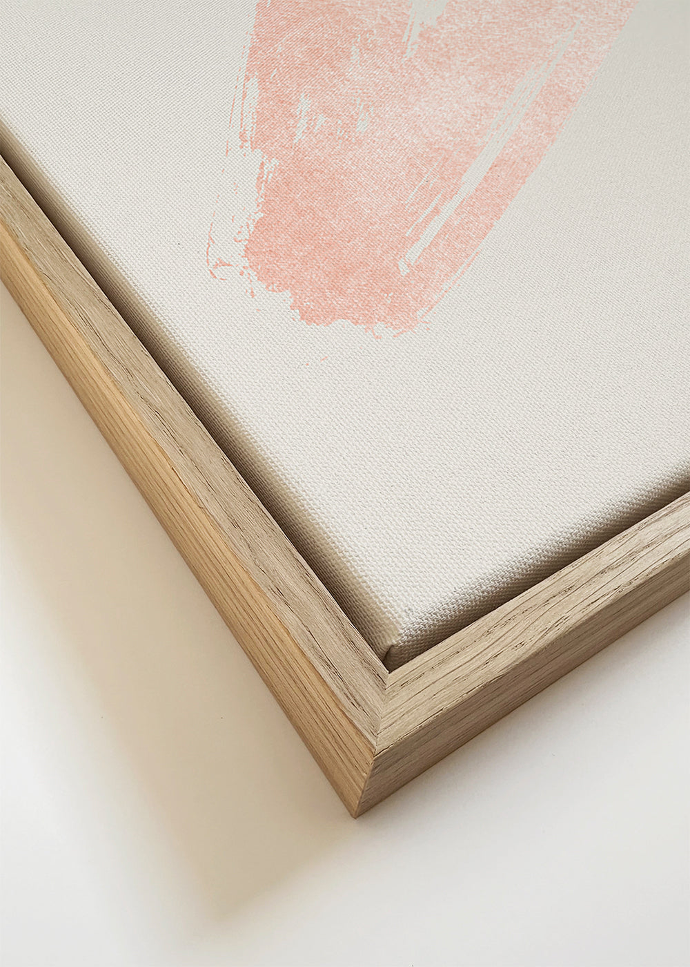 Illustration af flyvende fugle med rosa penselstrøg