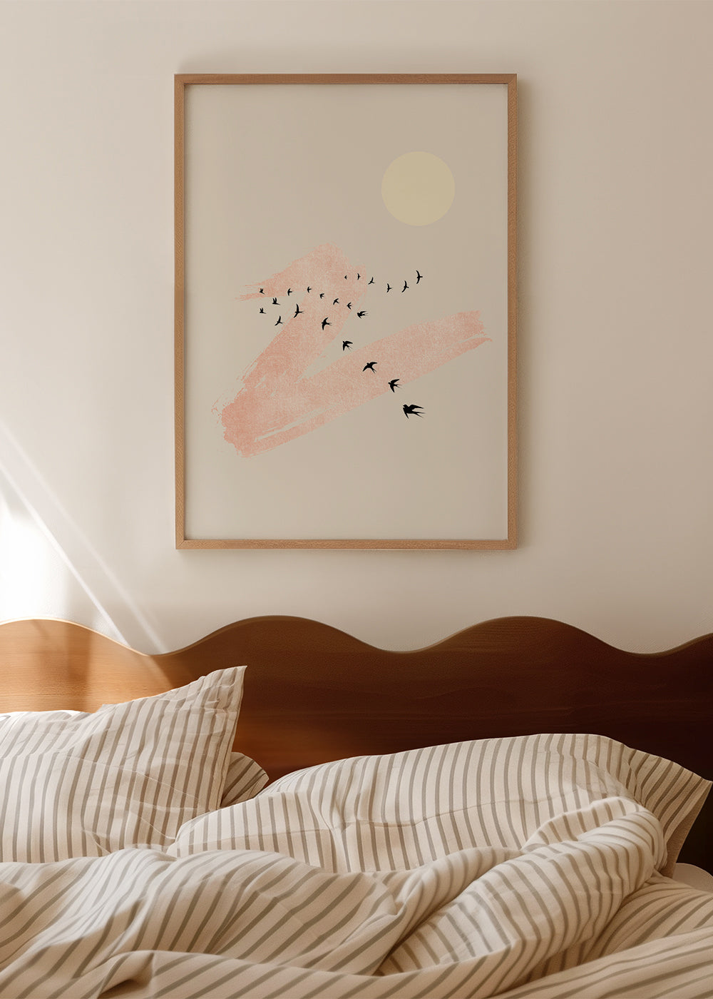 Illustration af flyvende fugle med rosa penselstrøg