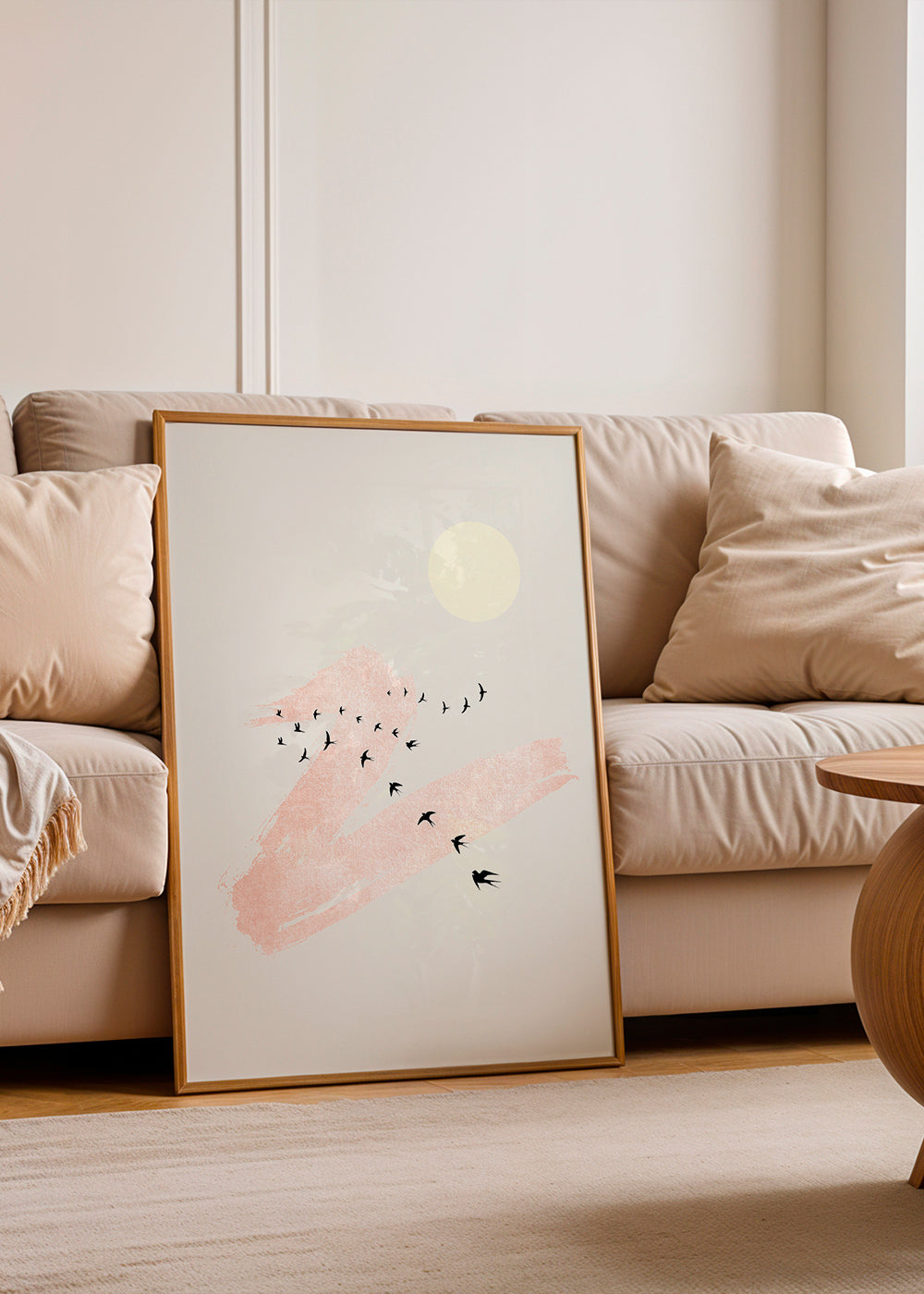Illustration af flyvende fugle med rosa penselstrøg