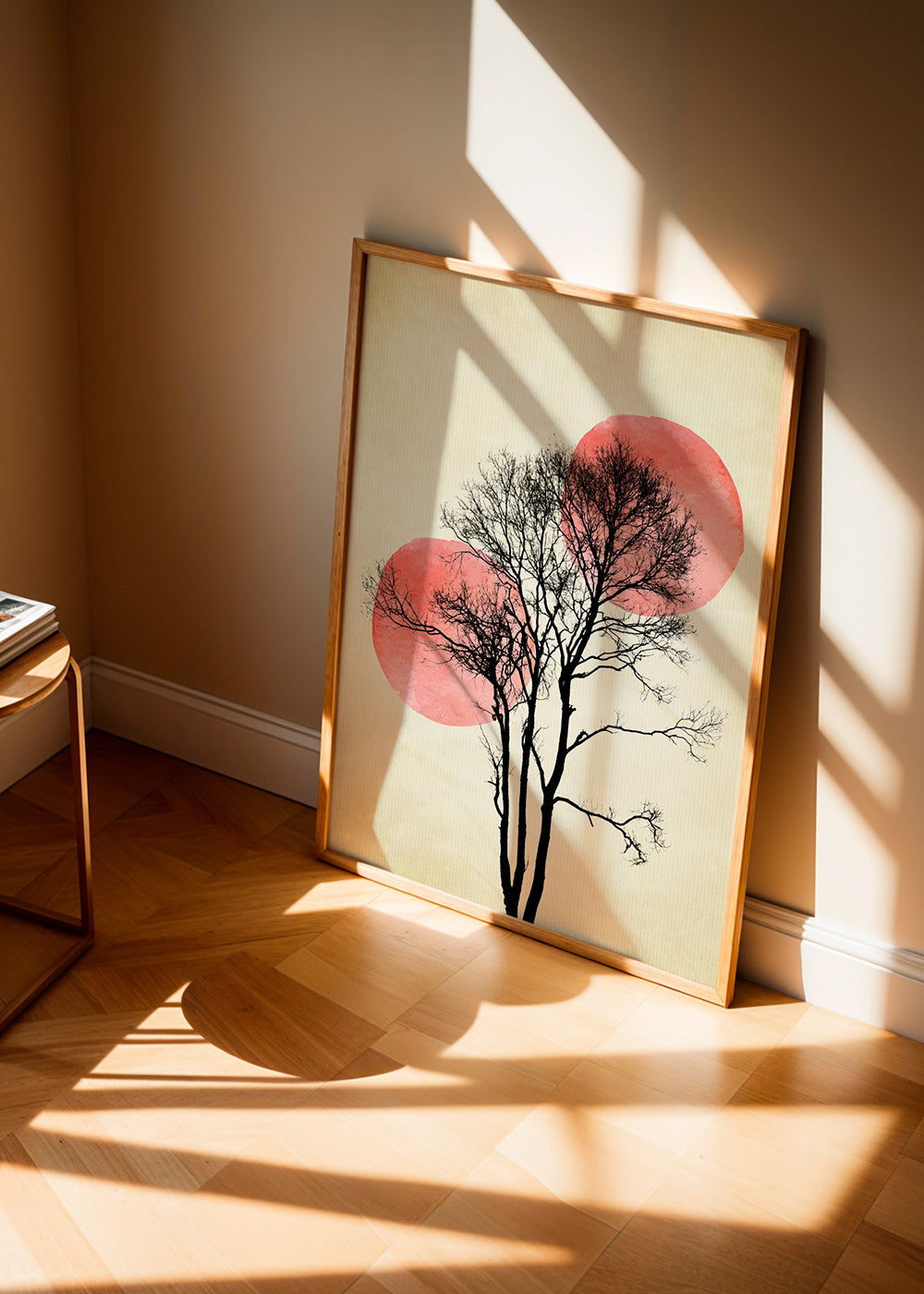 Botanisk plakat træ i silhuet med koralmåner