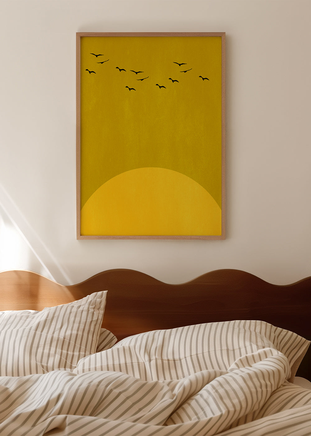 Minimal landskab med sol og fugle