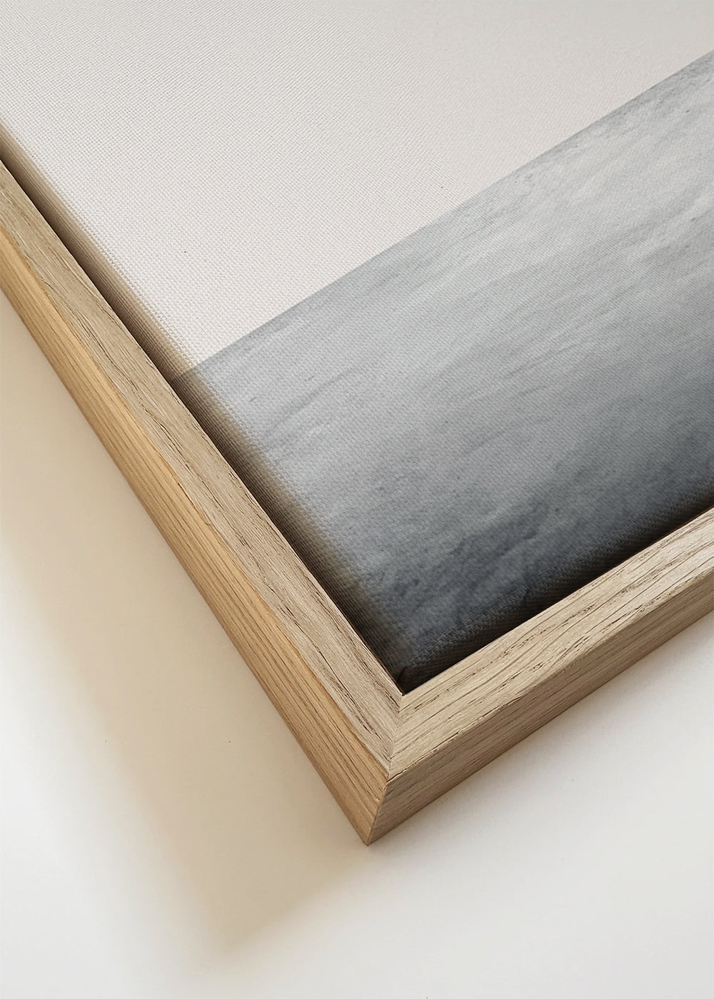 Minimalistisk print med flyvende fugle over rolig horisont