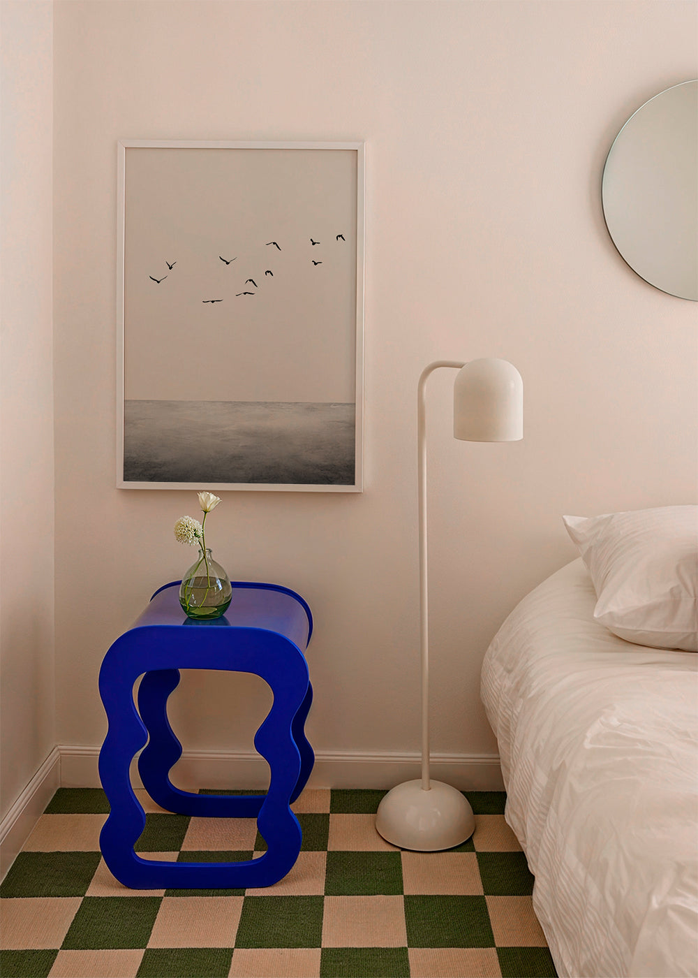 Minimalistisk print med flyvende fugle over rolig horisont