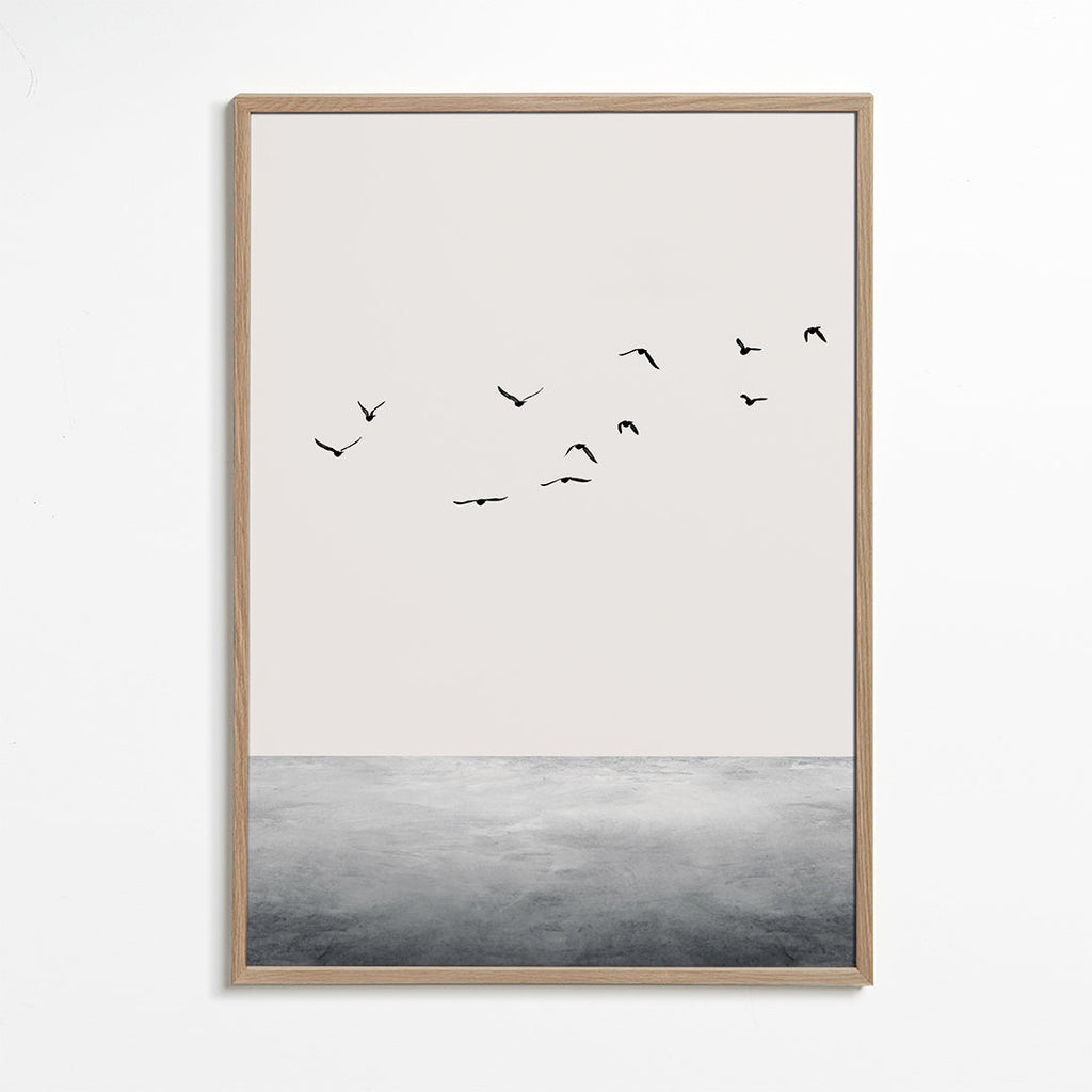 Minimalistisk print med flyvende fugle over rolig horisont