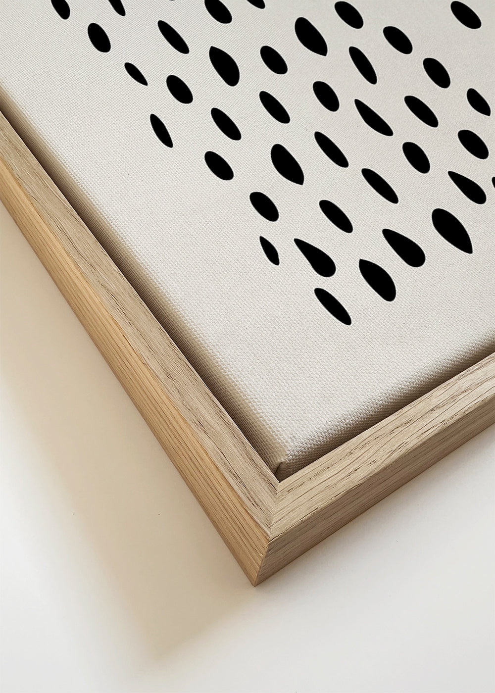 Minimalistisk design med gyldent blok og sorte motiver