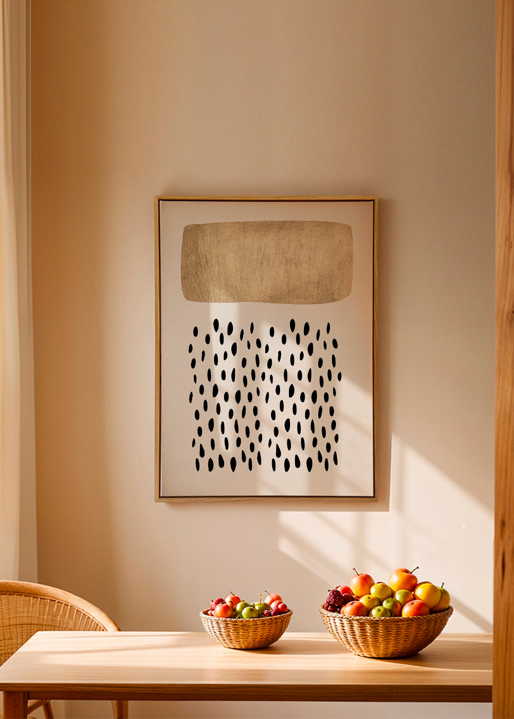 Minimalistisk design med gyldent blok og sorte motiver