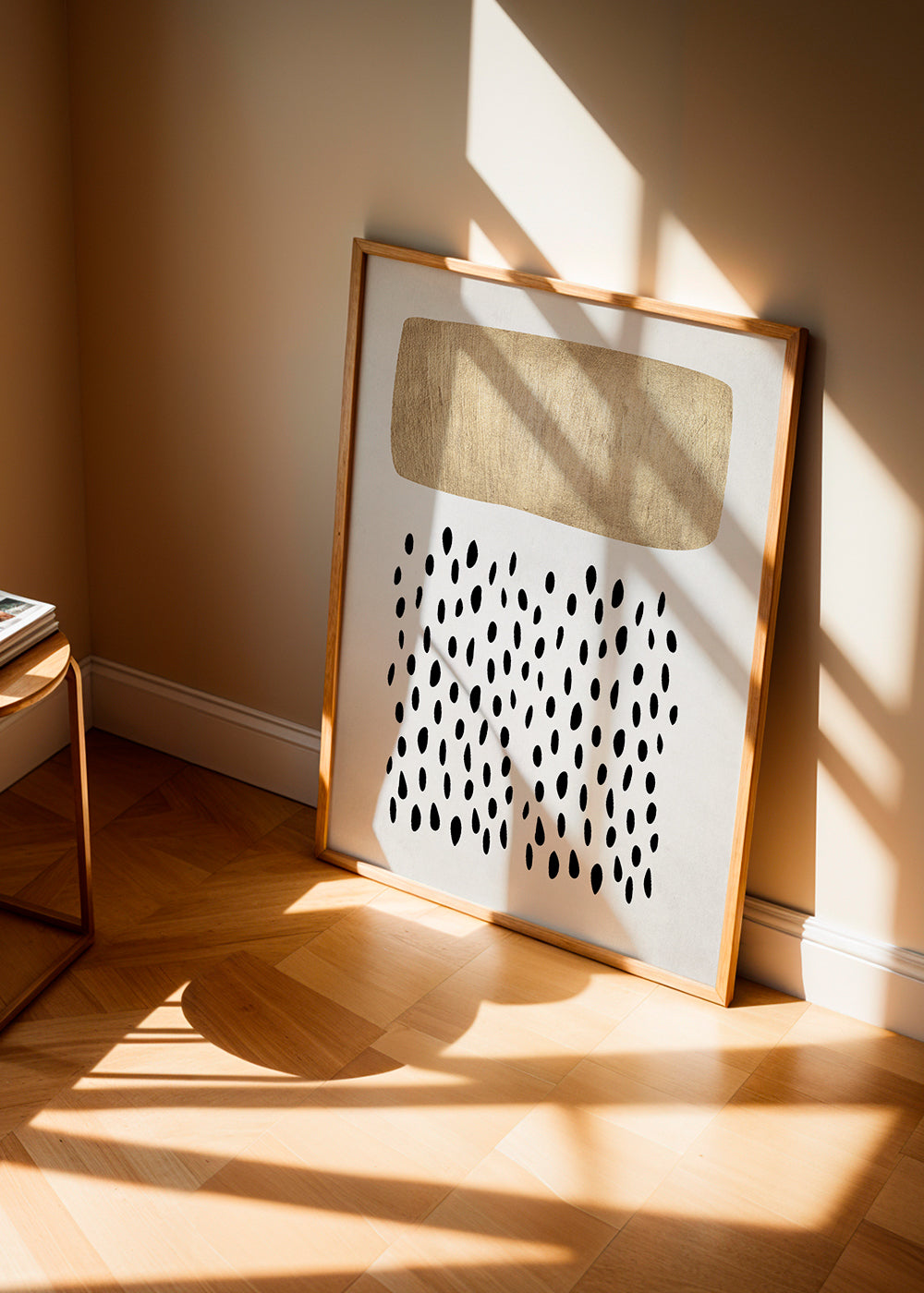 Minimalistisk design med gyldent blok og sorte motiver
