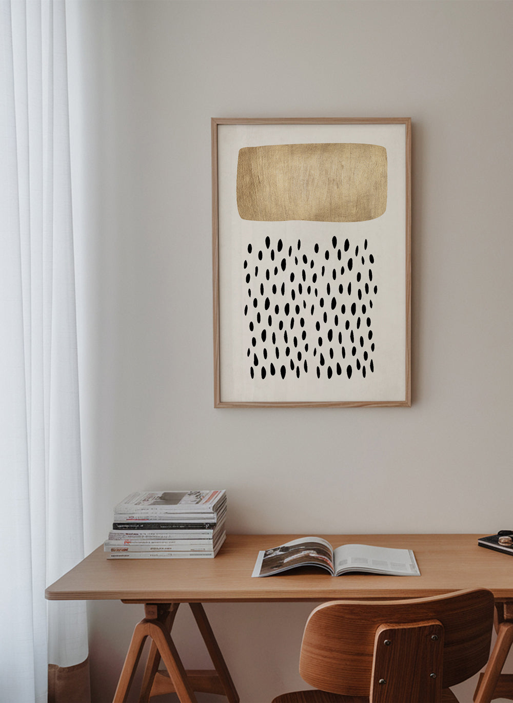 Minimalistisk design med gyldent blok og sorte motiver