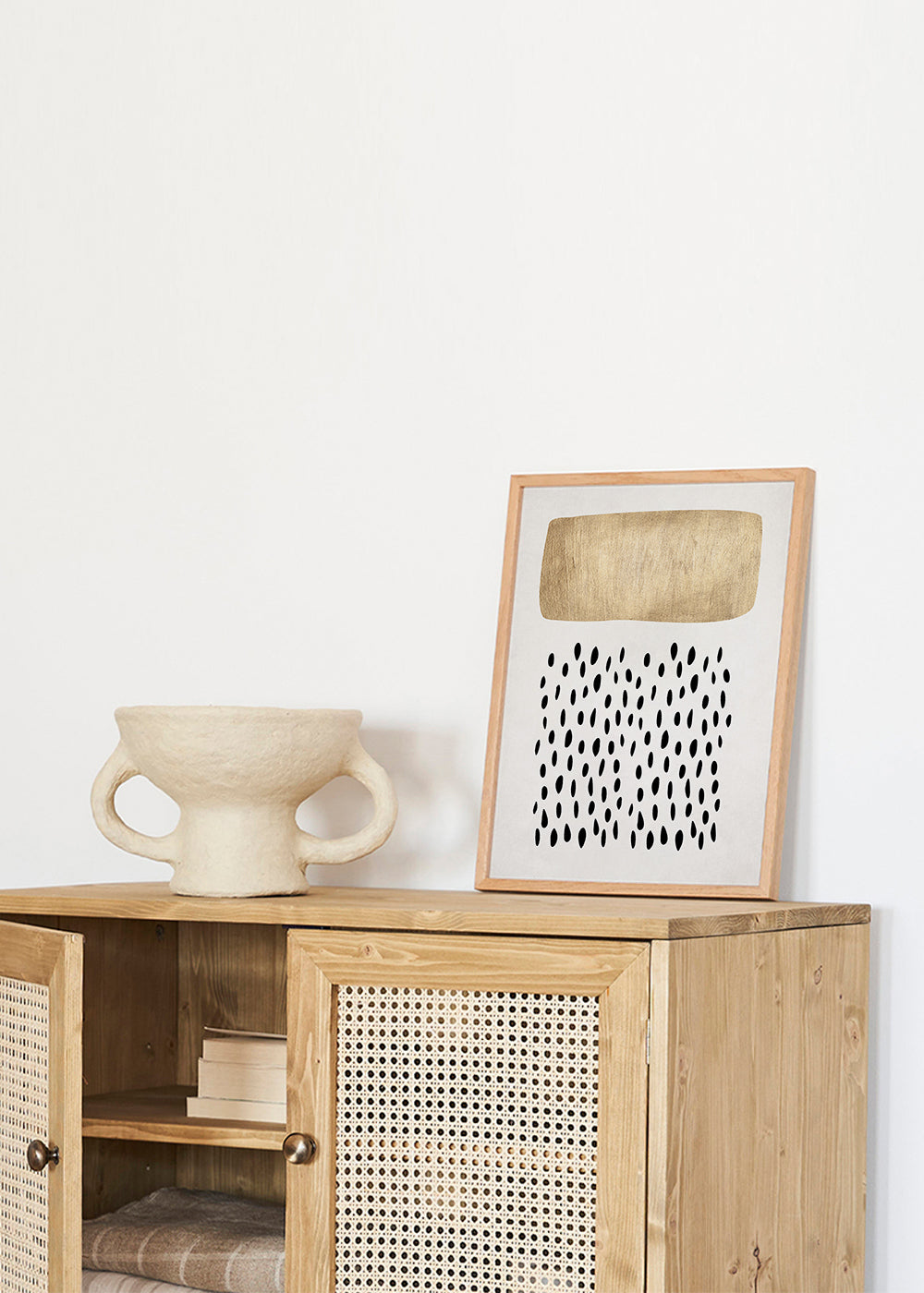 Minimalistisk design med gyldent blok og sorte motiver