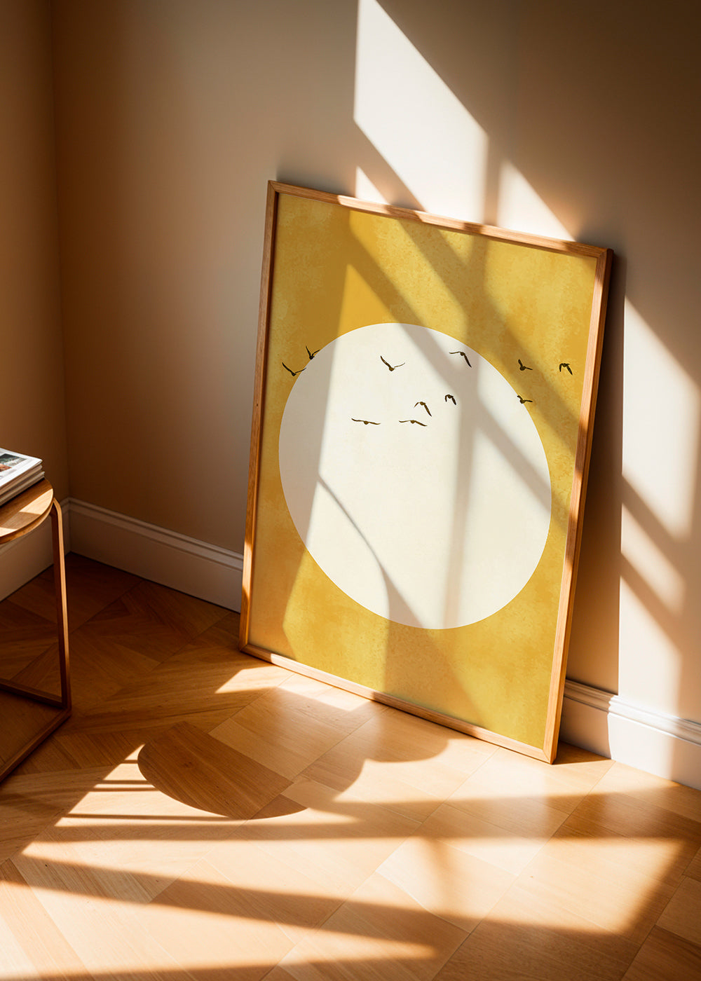 Minimalistisk solcirkel-billede med fugle